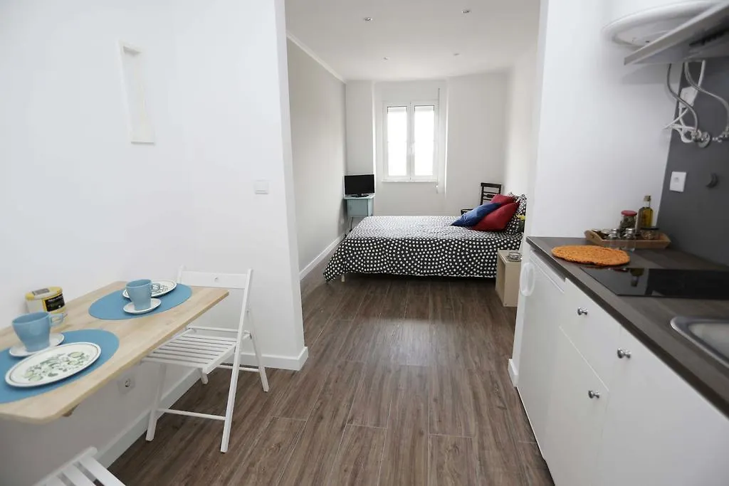 Water And Sun Studio Apartment Lisbon